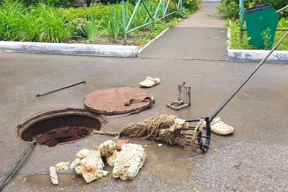 Тридцатикилограммовый «монстр» застрял в канализации одного из домов Тольятти