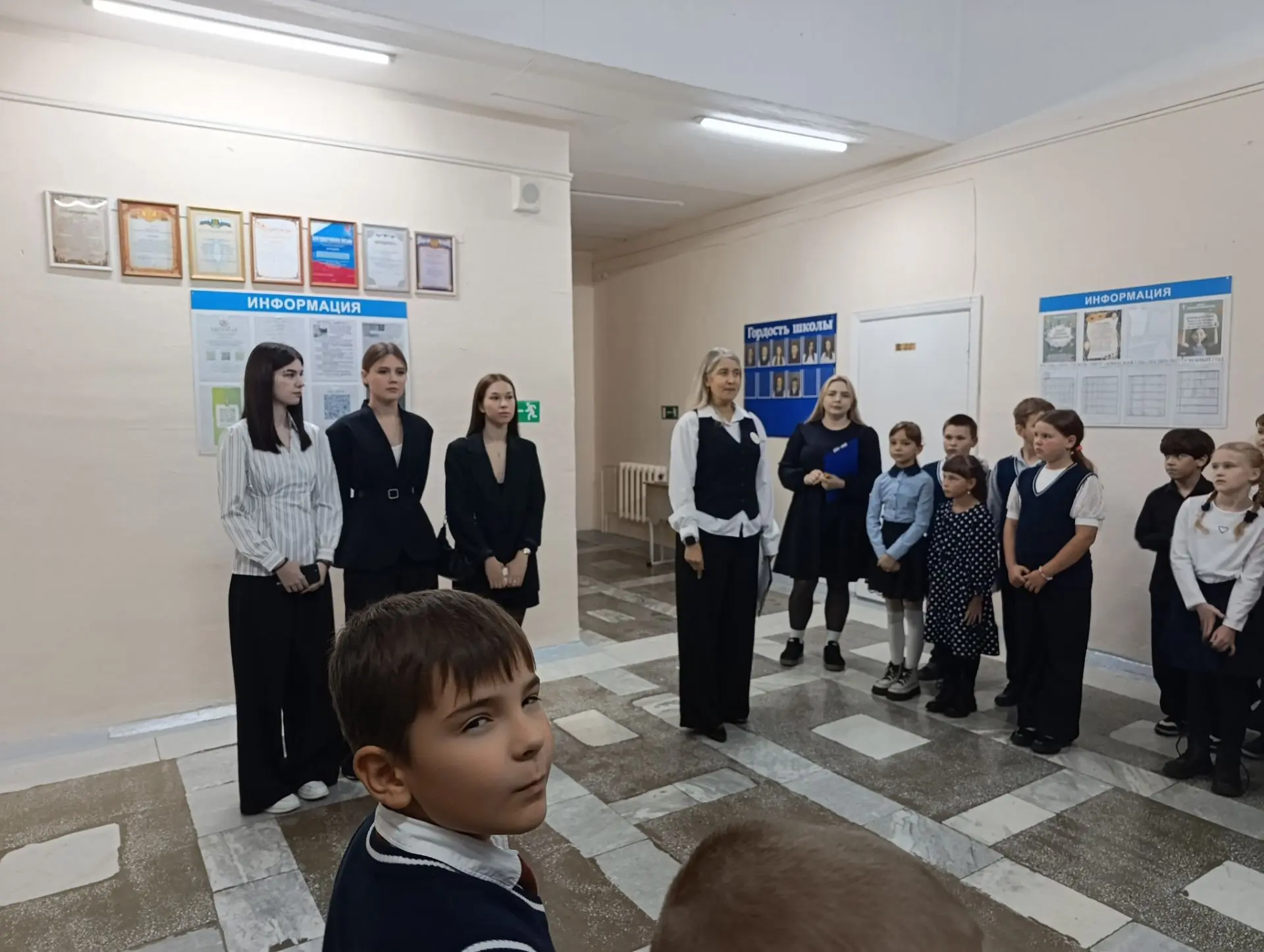Учебная неделя в нашей школе началась традиционно: с торжественного выноса флагов Росси...