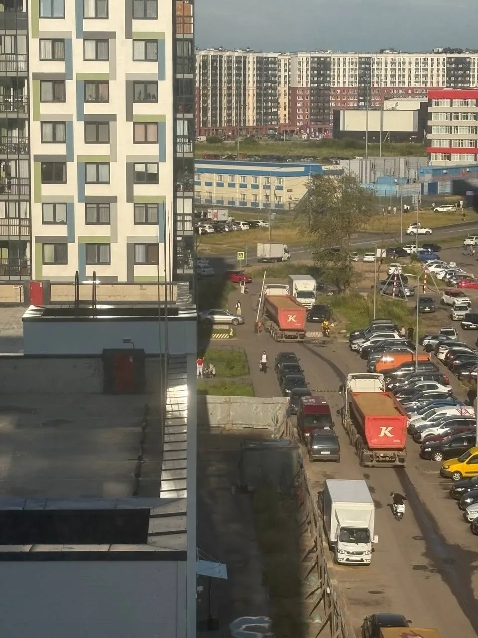 В Буграх вдоль дома 27к 1 на Гаражному проезду из-за бездействия управляющей компании ч...