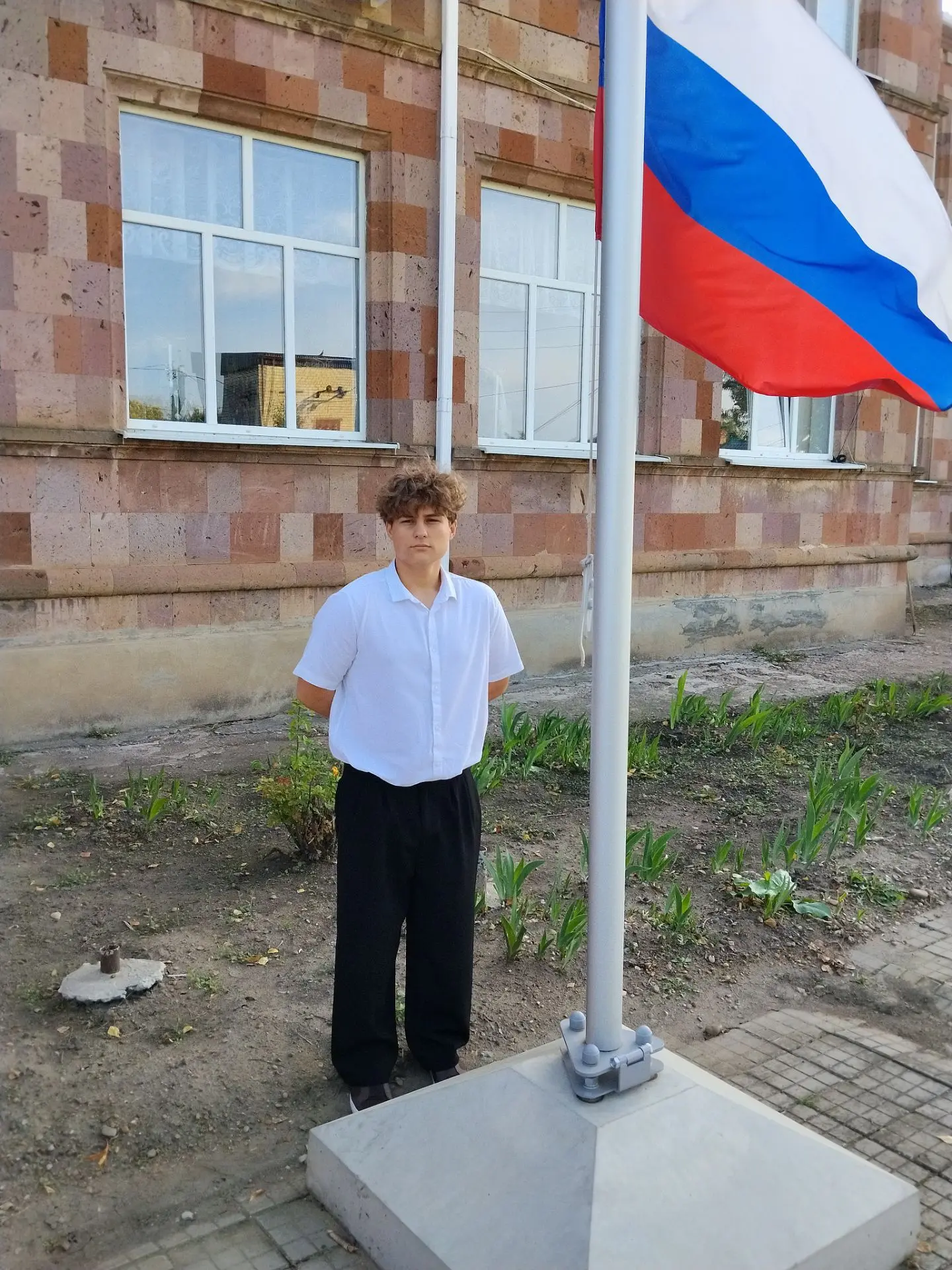 🇷🇺 Утро понедельника и последней сентябрьской недели начали с общешкольной линейки!