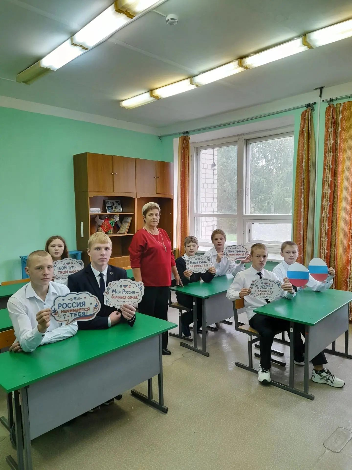 После линейки, поздравлений и напутствий педагогов в 5-9 классах прошло первое занятие ...