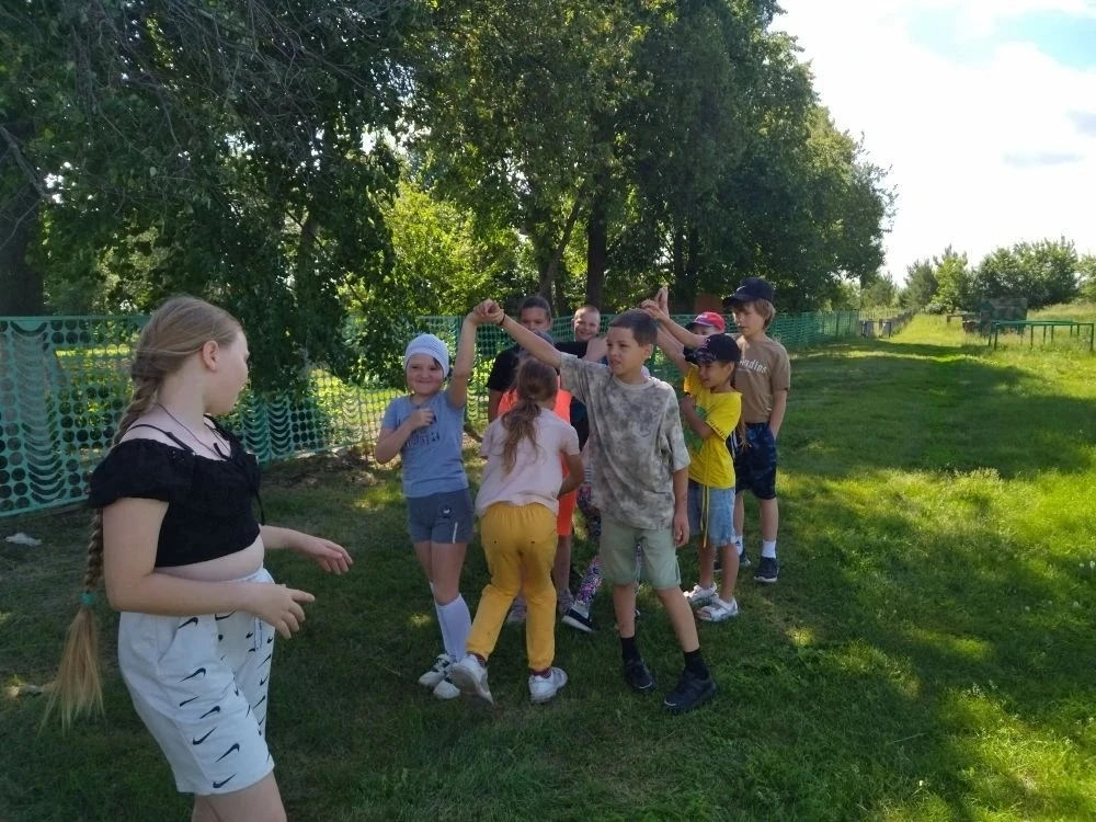 📣 16 день в лагере! 🌞

Утро началось с бодрой зарядки! 🧘‍♂️🏃‍♂️

После вкусного завтрака с ребят