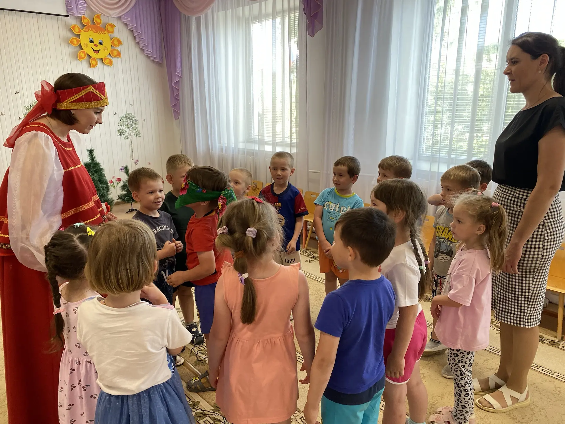 🐝 «Пчёлки» в гостях у Василисы: как народные игры помогают по хозяйству ✨