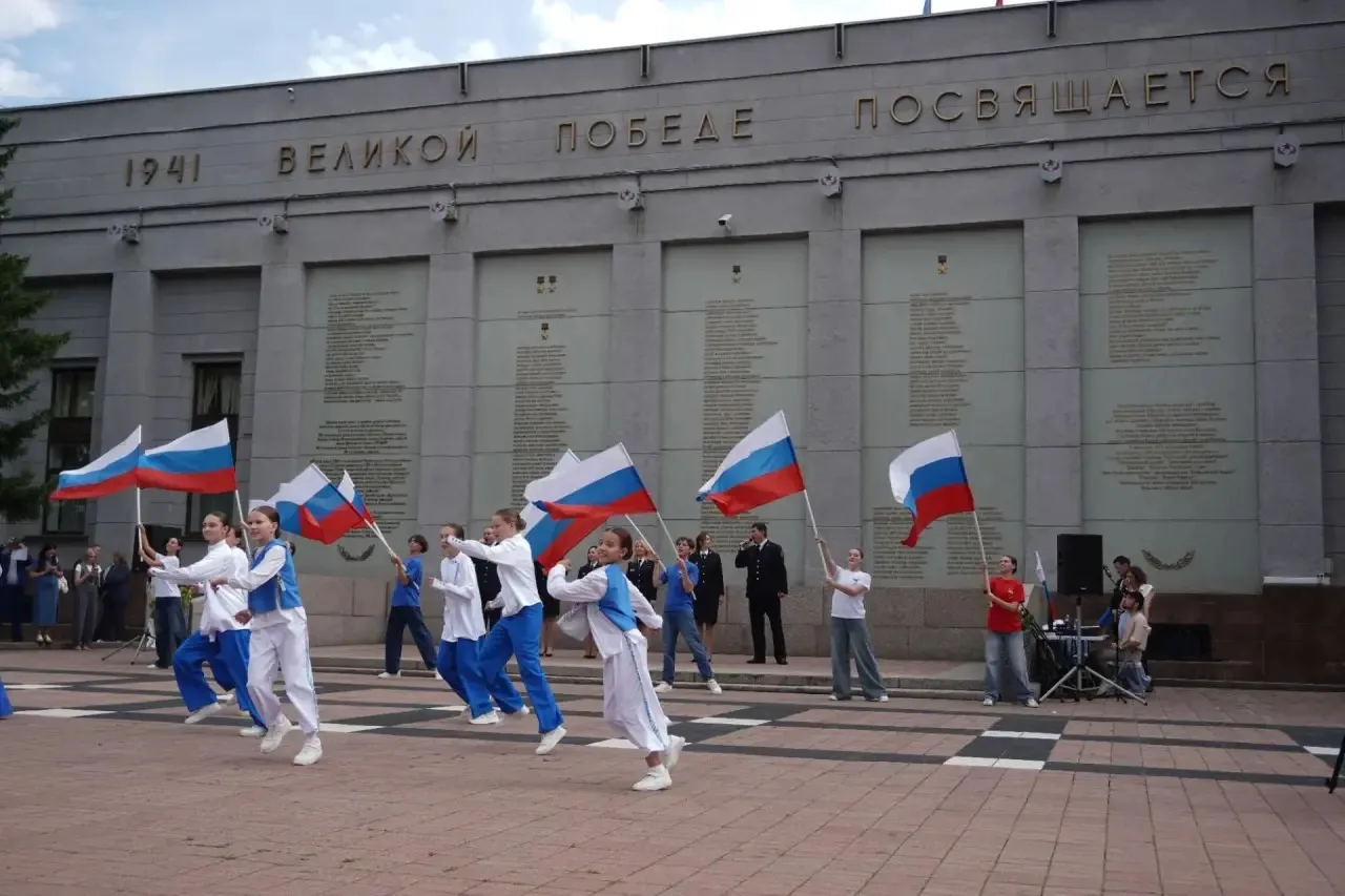 Наши в строю: акция ко Дню флага России