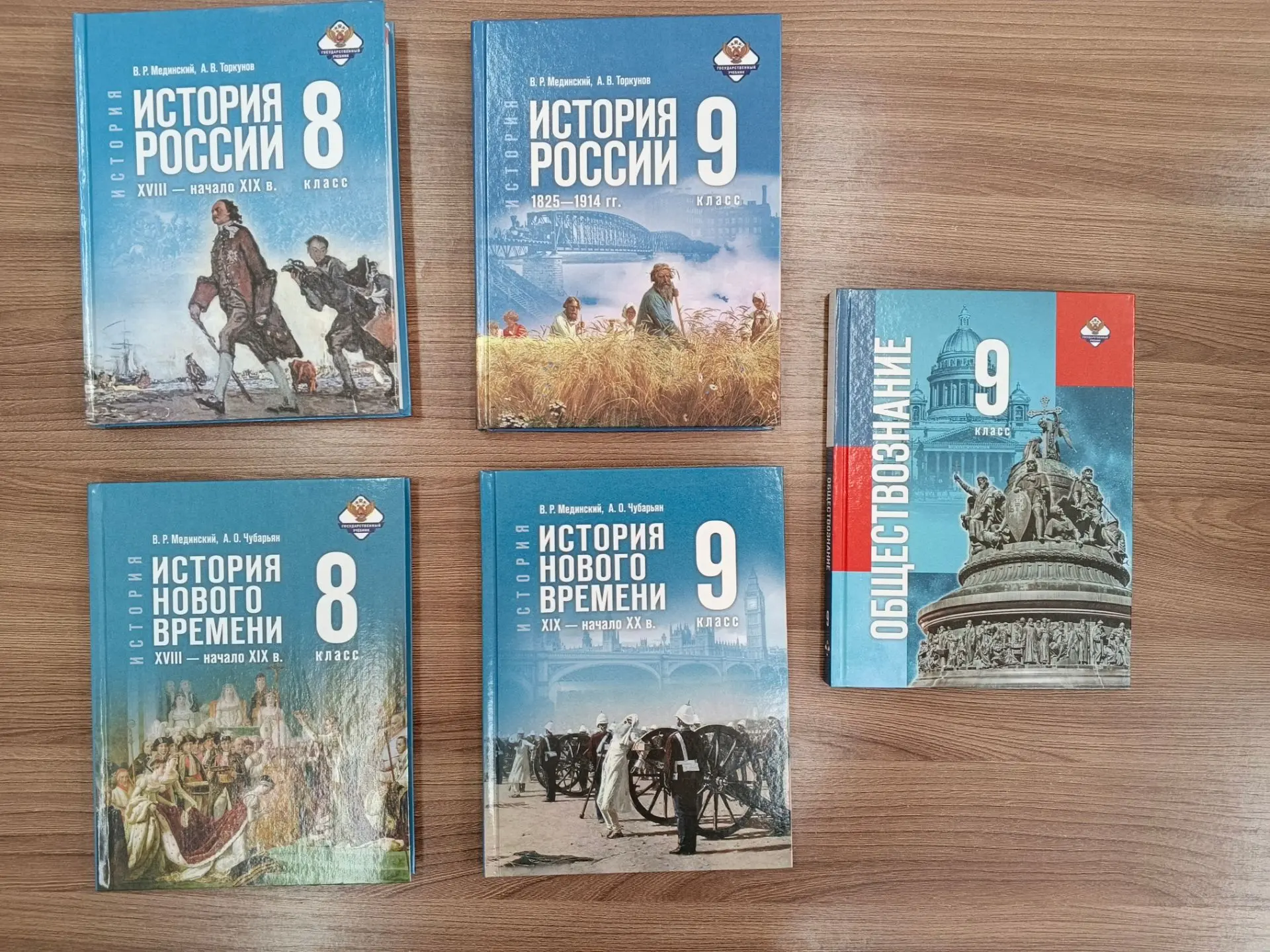 Подготовка школы к новому учебному году продолжается. Обновляется учебный фонд.