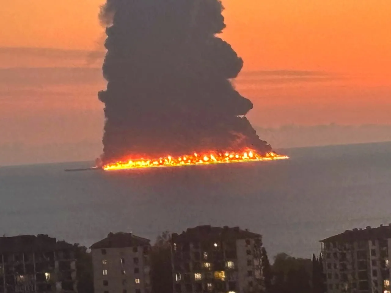В нейтральных водах у побережья Сочи загорелось судно, пламя охватило борт.