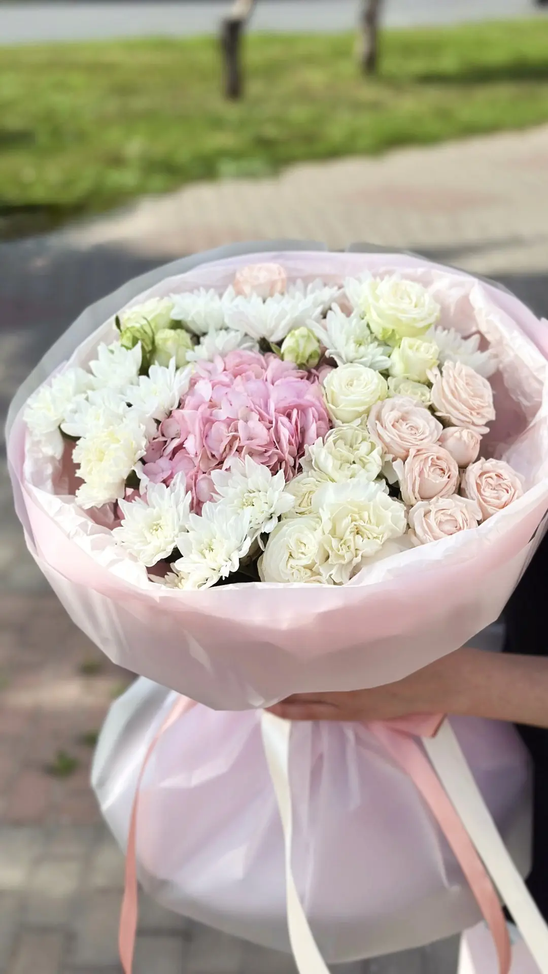 Подготовили для вас подборку нежных букетов с кустовой хризантемой 😍🤍 

Нежные букеты из нашей под