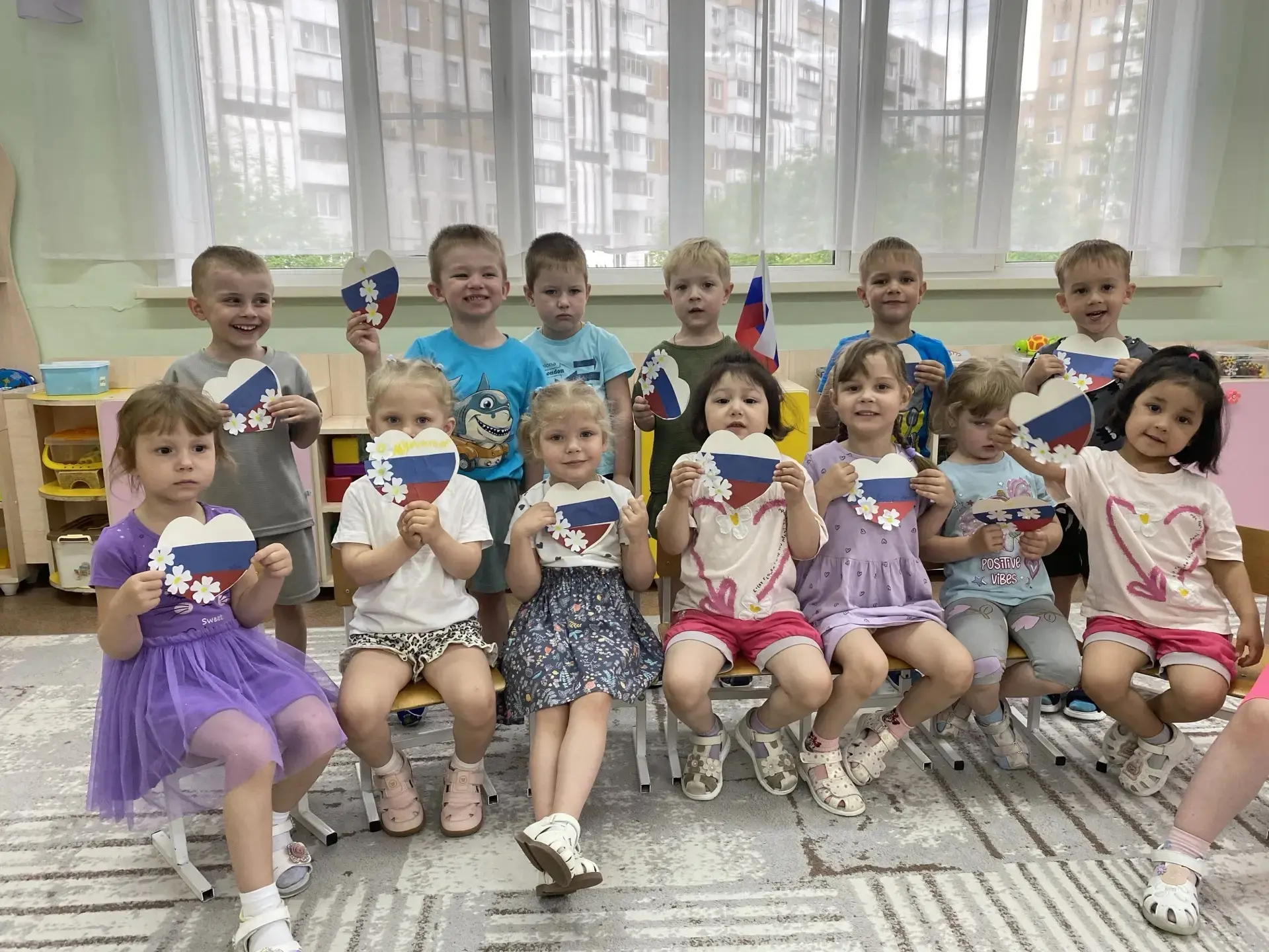 Накануне Дня России в детском саду идёт тематическая неделя, посвященный этому событию
Нам праздники
