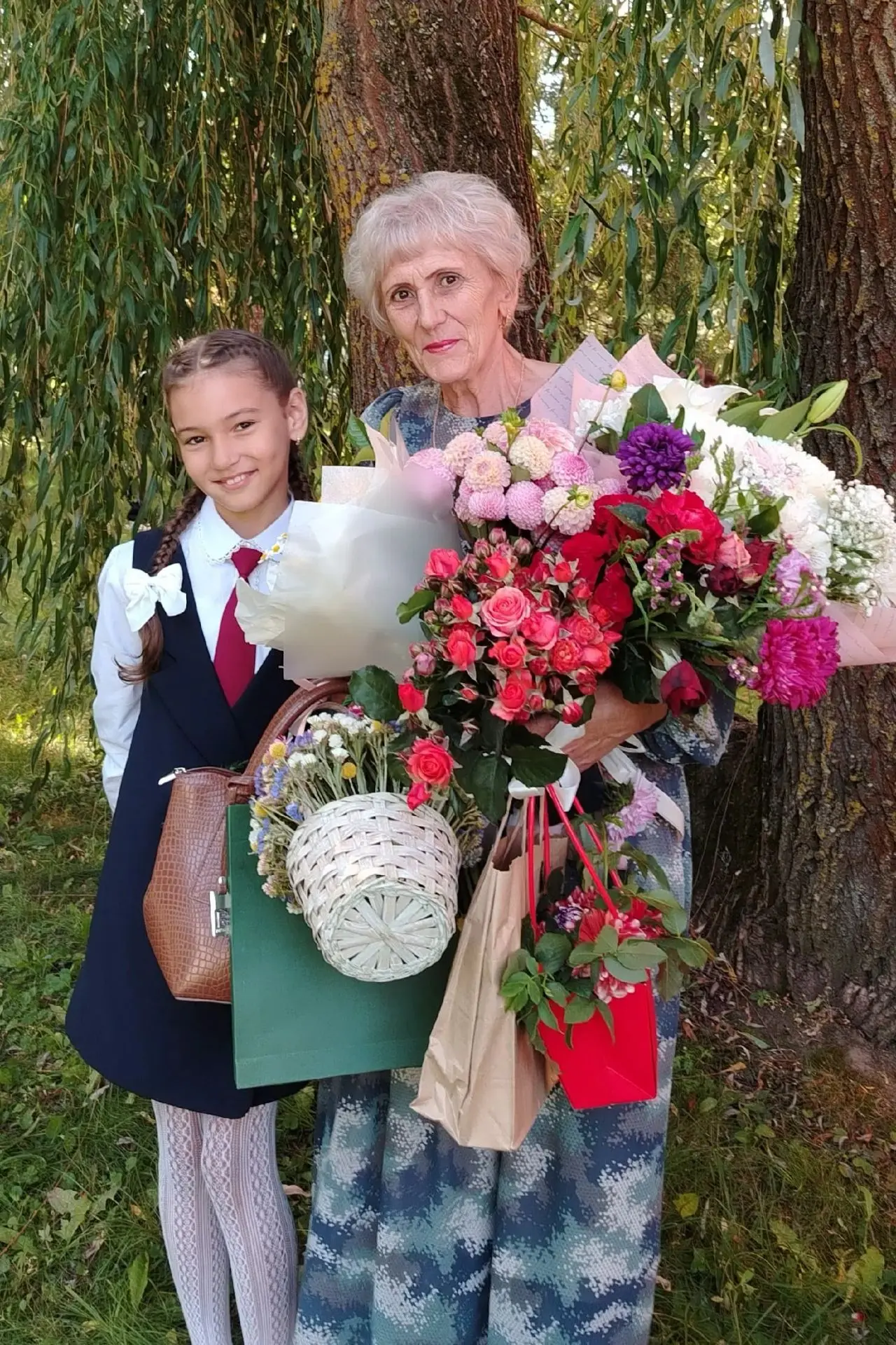 Климова Оля, ученица 6 "б" класса поздравляет Галину Александровну с профессиональным  ...