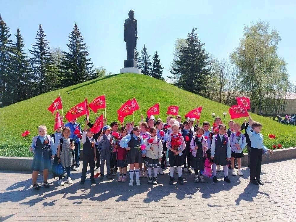 🌷Цветы для героев  🔥 Очень важно, что дети с ранних лет участвуют в таких значимых мероприятиях.  🔥 