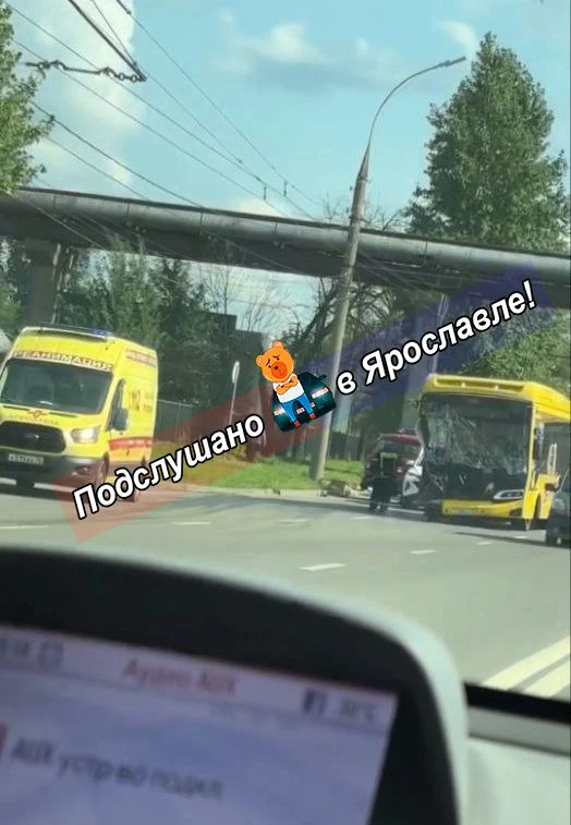 На проспекте Октября произошло серьезное ДТП между "Газелью" и "Яавтобусом".

Предварительно, в резу