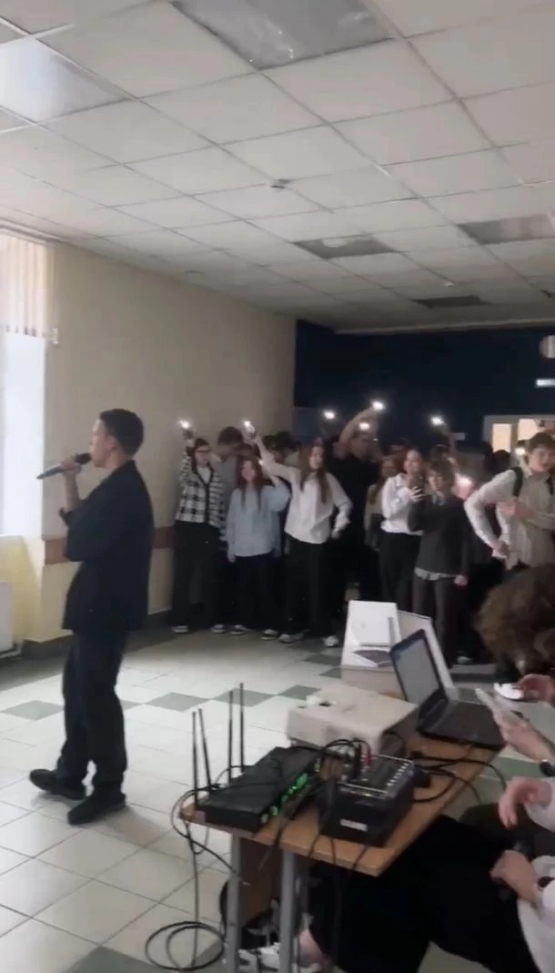 Свой 38 день рождения школа на Егорова отметила традиционным ежегодным караоке. На переменах ребята 