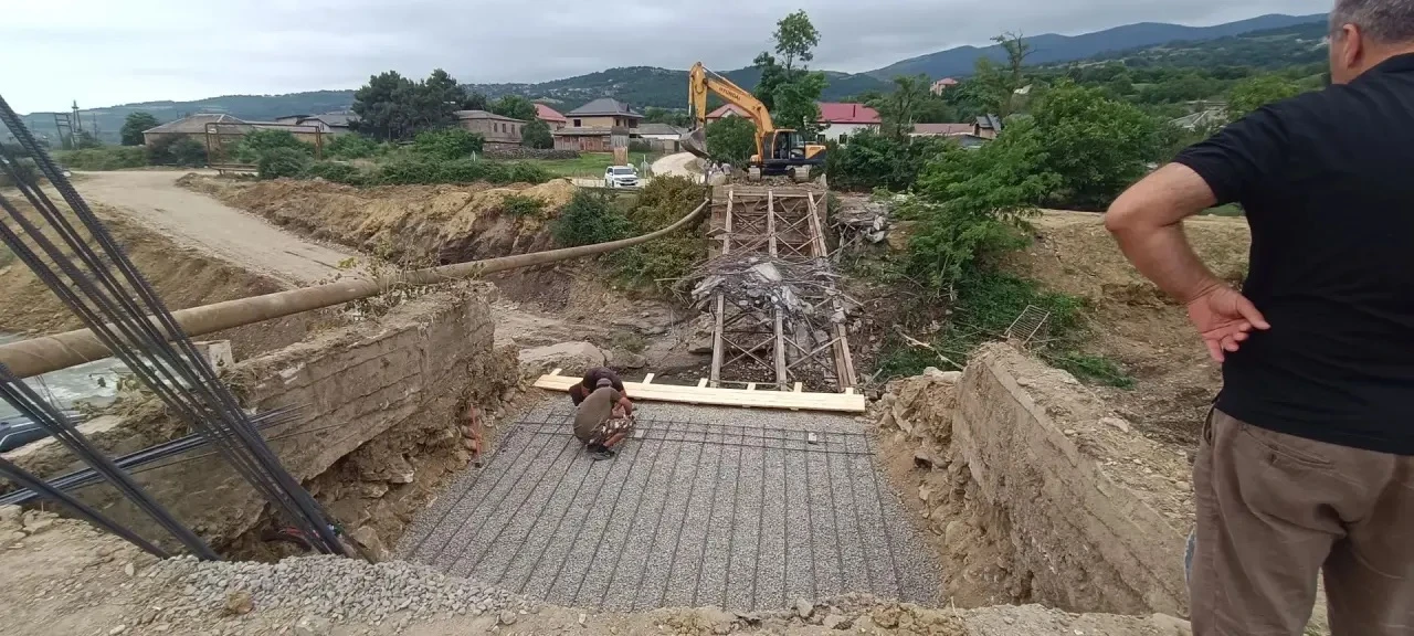 В селе Ново-Лидже Табасаранского района начали установку временного моста (САРМ) вместо...