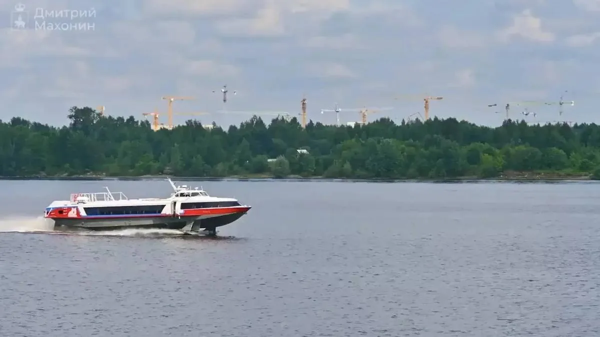 На первый рейс восстановленного скоростного судна на водных крыльях «Восход-50» по марш...