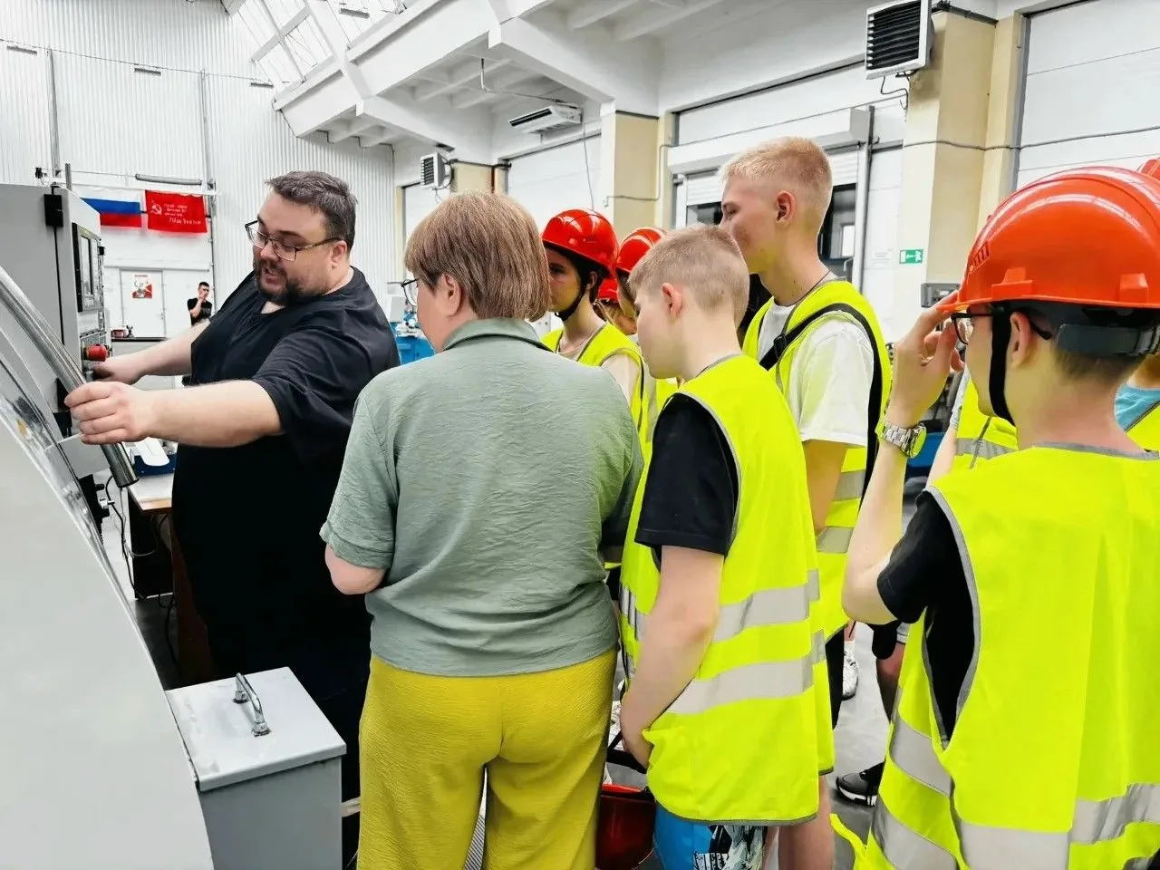 🏭 СМК открыла двери для молодёжи: профориентационная встреча на предприятии
