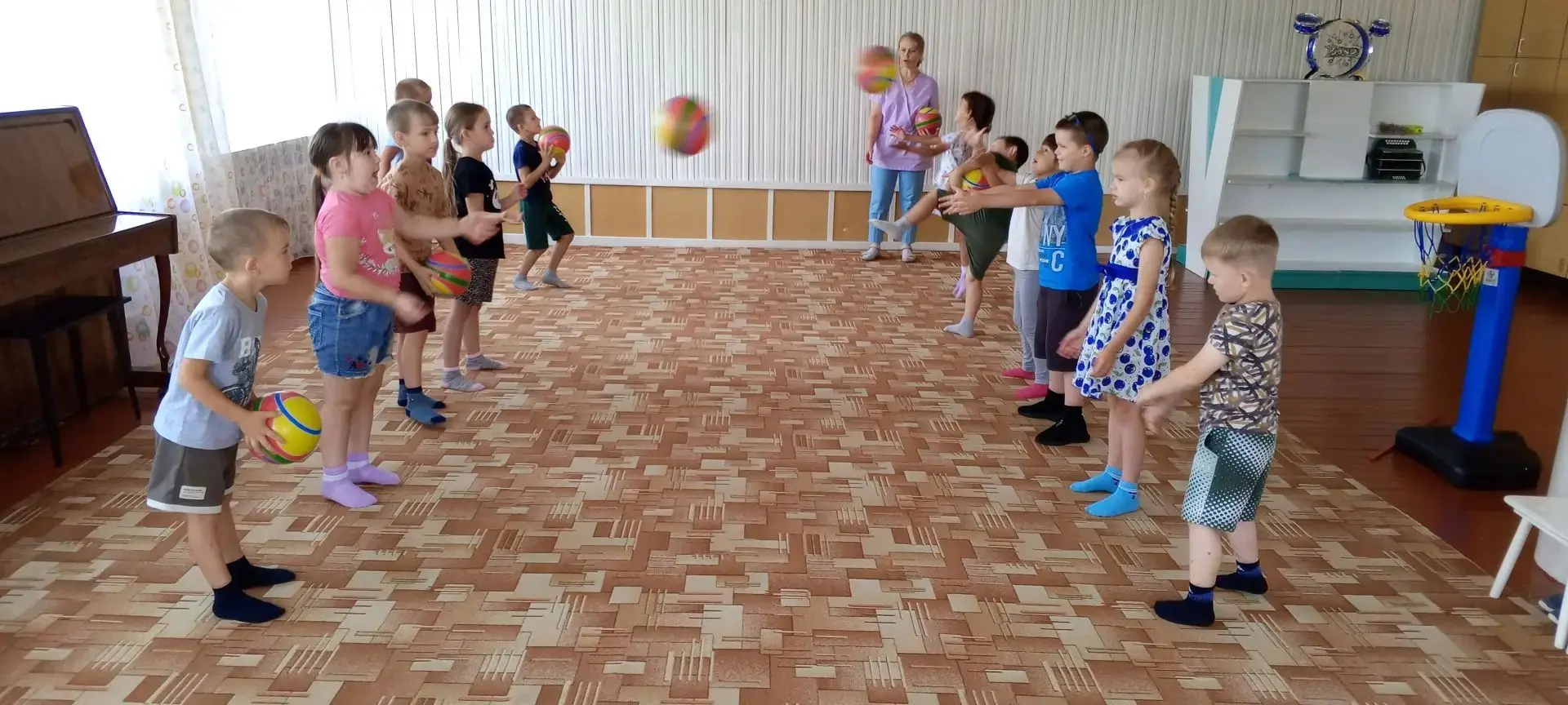 Занятия ЛФК в детском саду имеют ряд преимуществ. Позволяют улучшить состояние опорно-двигательного 