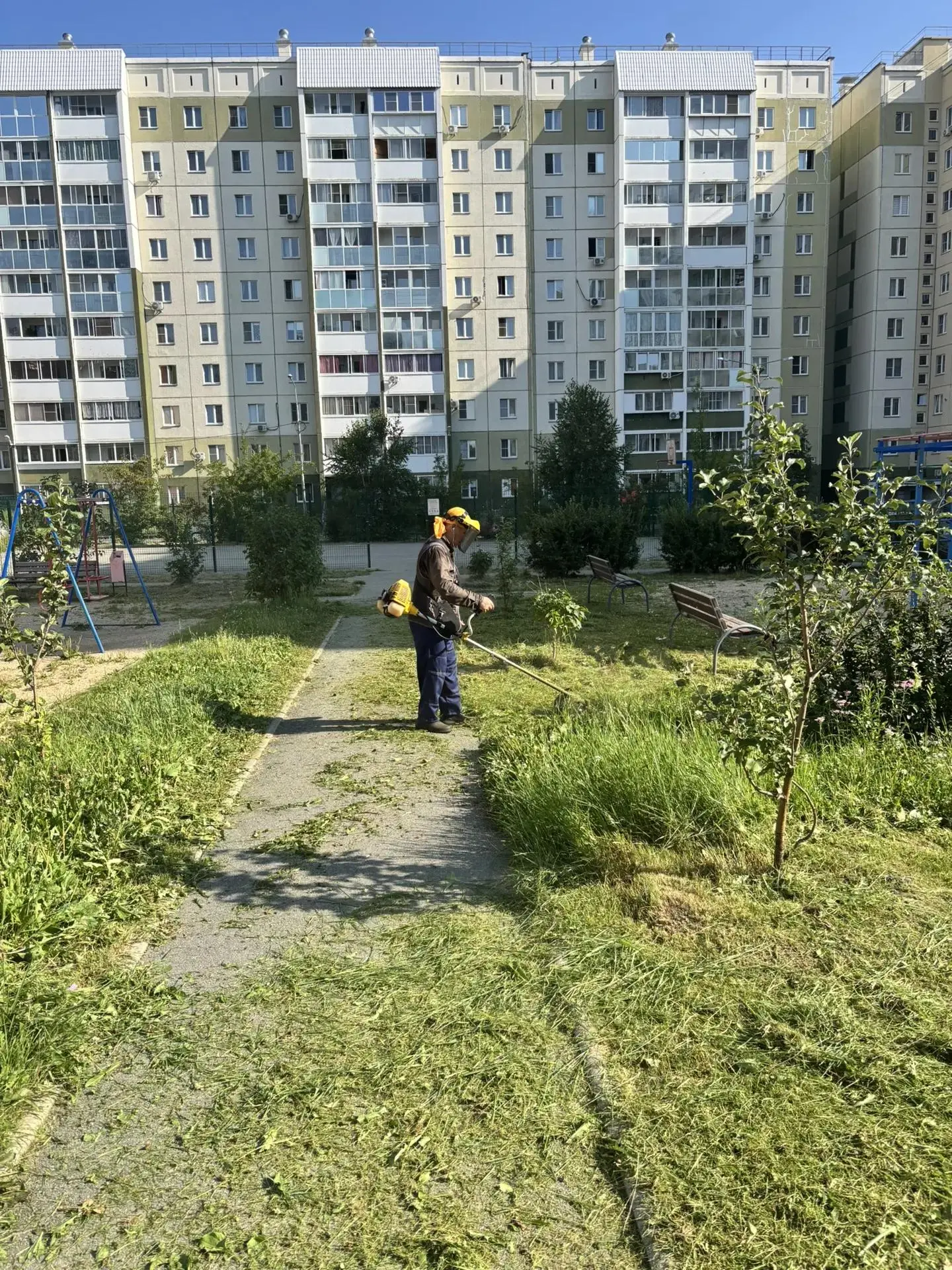 Сотрудниками УК "Горизонты" продолжается покос травы и уборка травы после покоса в мкр. Парковый2.
