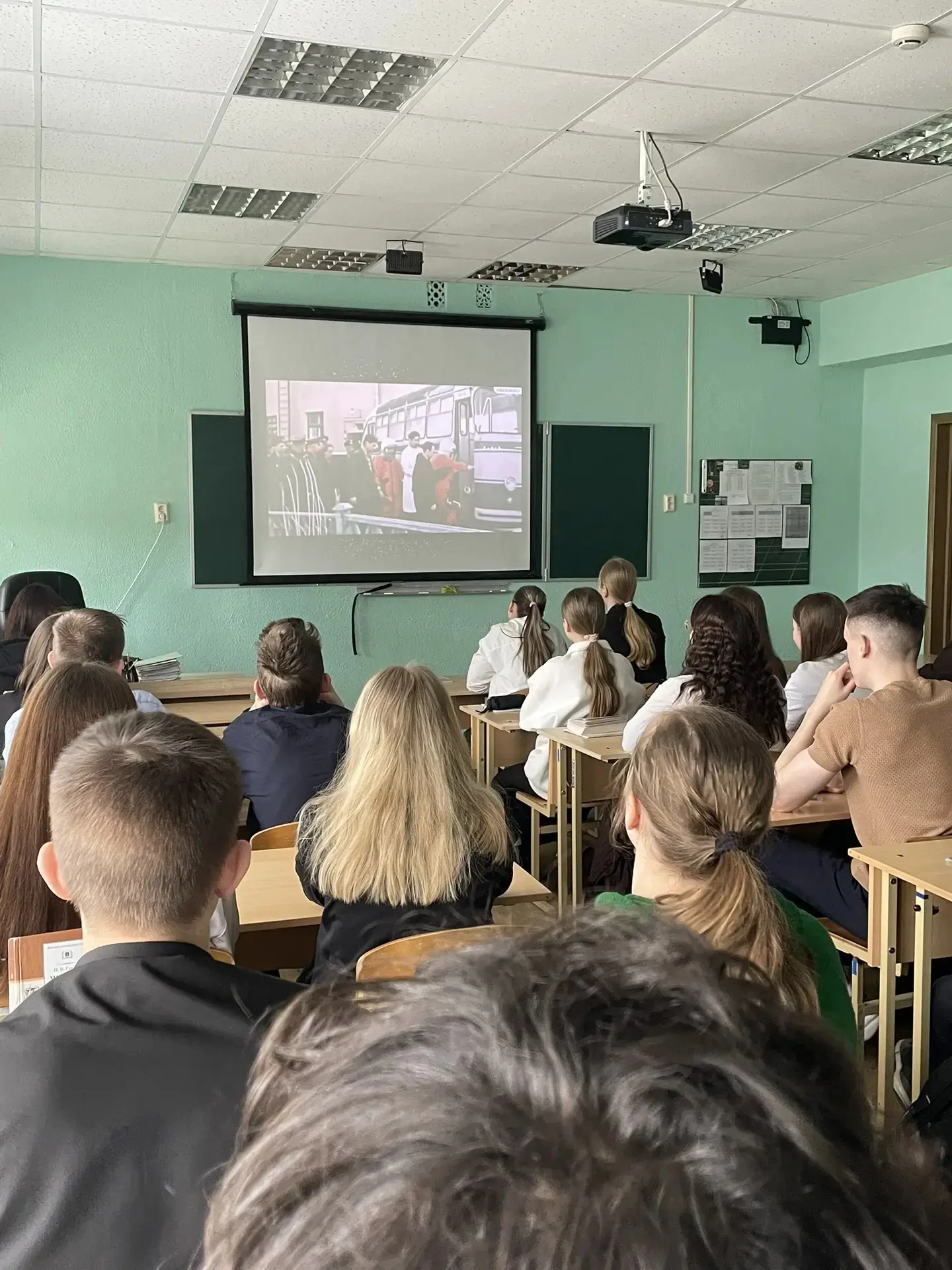 #НеделяКосмоса продолжается: в 9в состоялся просмотр фильма «108 минут, покоривший мир» к дню Космон