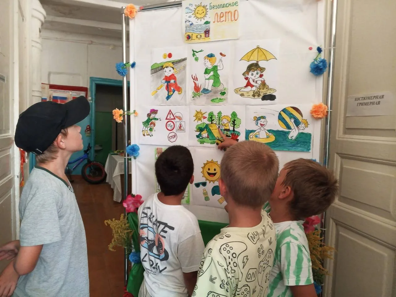 🎨 В Борисоглебском районе открыли выставку детских рисунков о безопасном лете.

В Горельском сельск