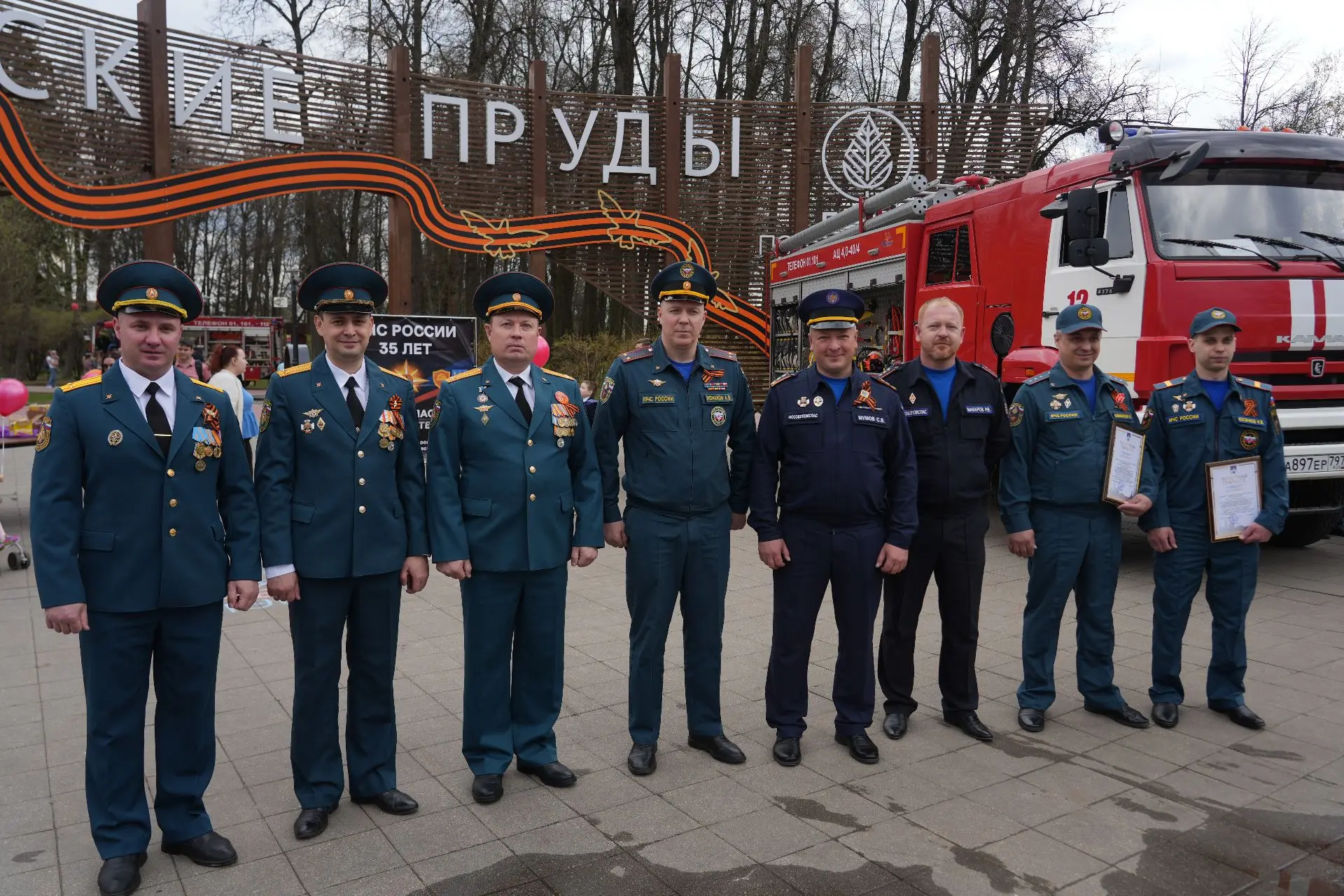 🚒 Красные машины, пенная атака и деблокировка - огнеборцы и спасатели устроили шоу для жителей Серги