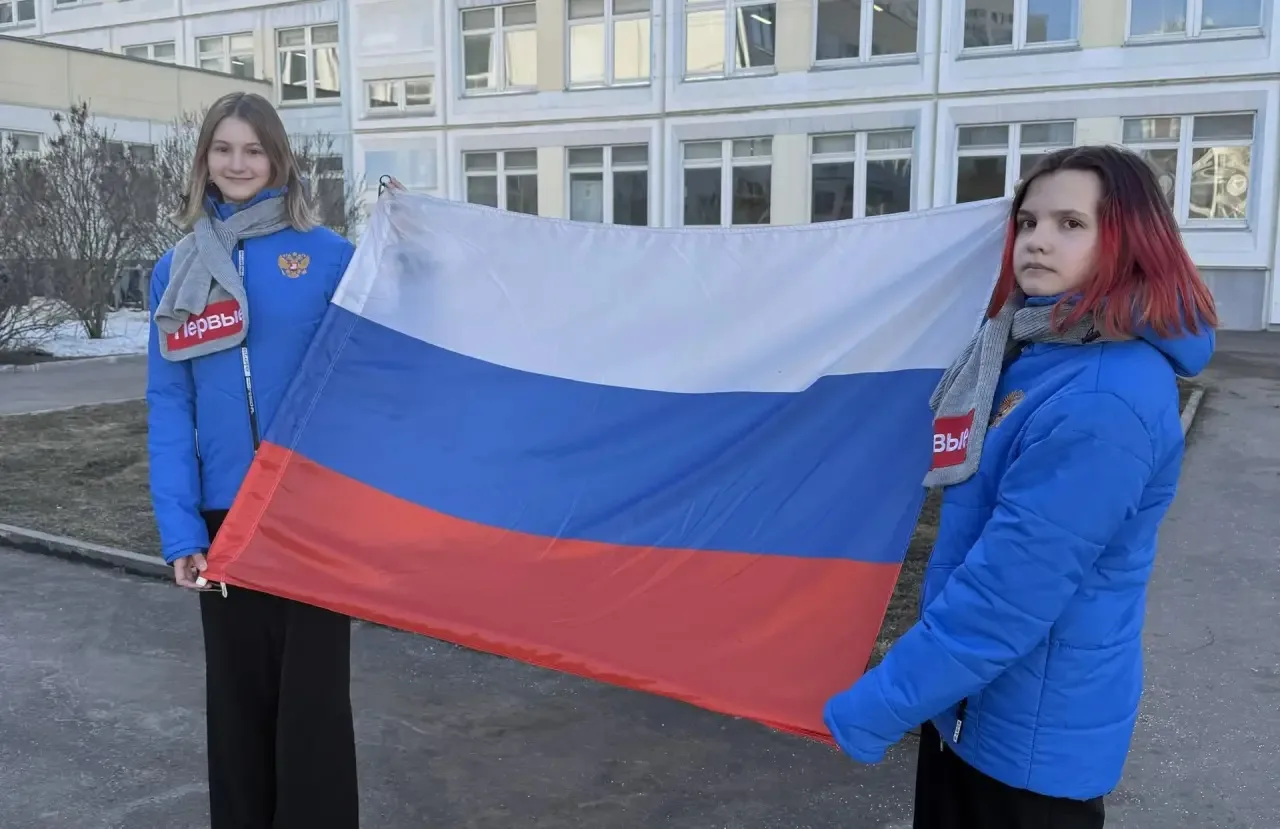 🇷🇺 Равнение на флаг!  Начинаем новую рабочую неделю с торжественной церемонии выноса Государственног