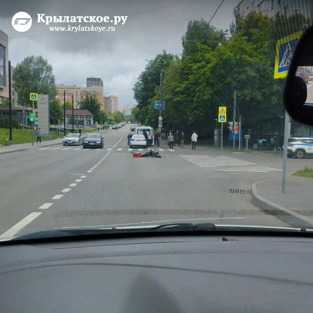 На Оршанской улице в Кунцево - серьезная авария с электровелосипедом (предположительно курьерским). 