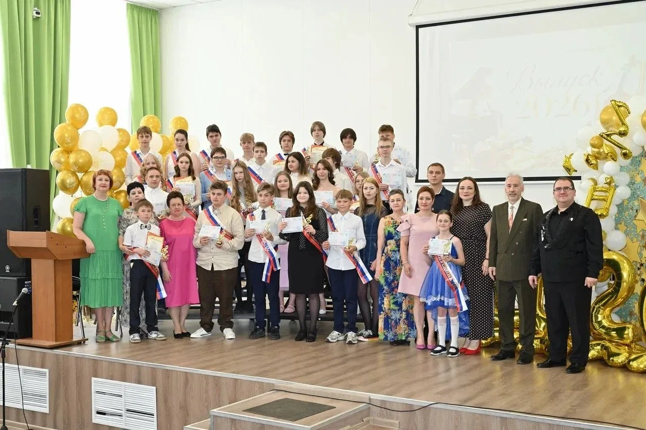 🔔 Музыка, цветы и шары: в Ступинской детской школе искусств прошел выпускной  В большом зале Ступинс