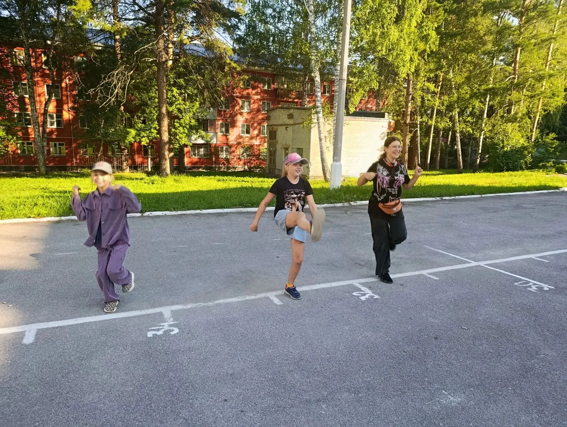 ☀ Наше субботнее утро в Летней школе, по традиции, началось с бодрящей зарядки - и наши...