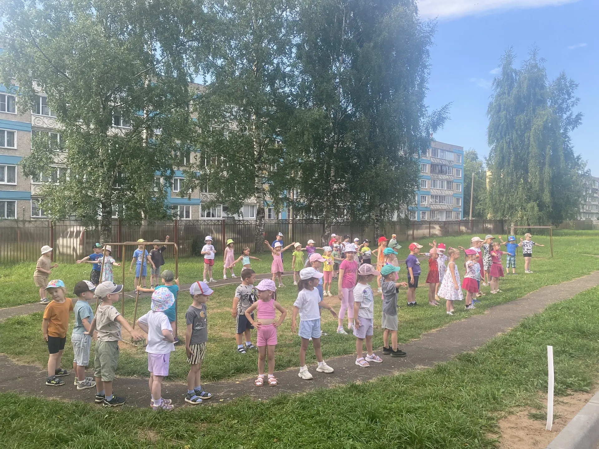 Начинаем неделю бодро!!! Наша веселая, очень танцевальная зарядка
Каждое утро в нашем детском саду н
