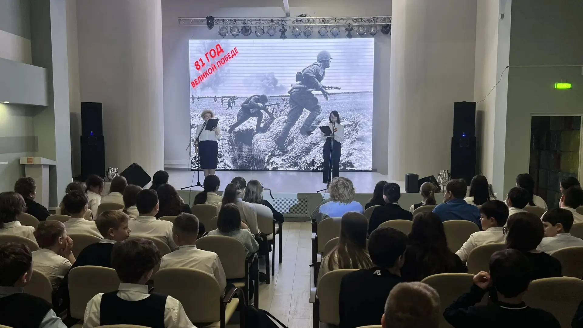 🇷🇺 Эта неделя в школе началась с важного события: «Мы помним май спасённый»  В понедельник на паралл