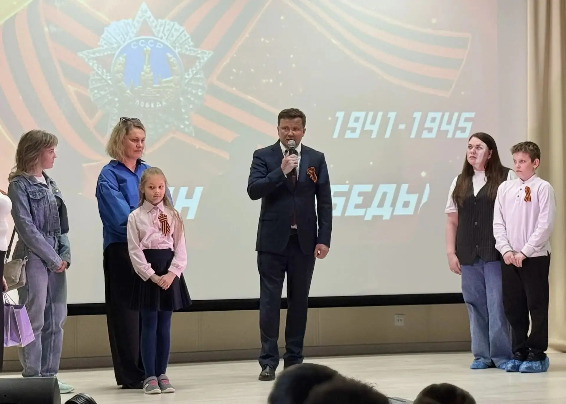 🇷🇺🕊️ Сегодня в нашей школе (корпус на Феофанова) произошло что-то по-настоящему важное и трогательно