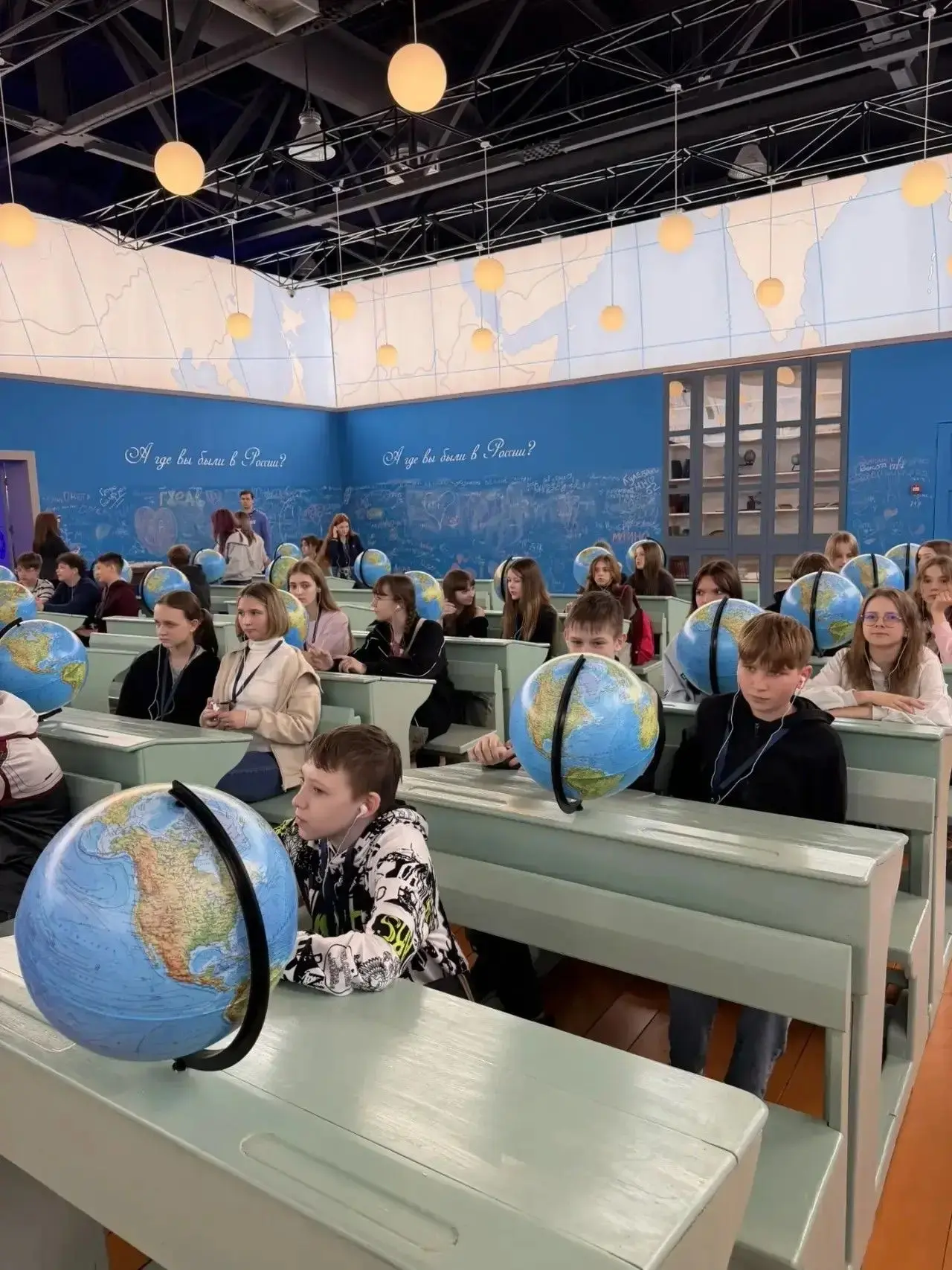 Ученики 7Л, 7 К и 8к,8А, 8Б, 8М, 8Л классов с классными руководителями Беляевой И.А., Ромашкиной С.А