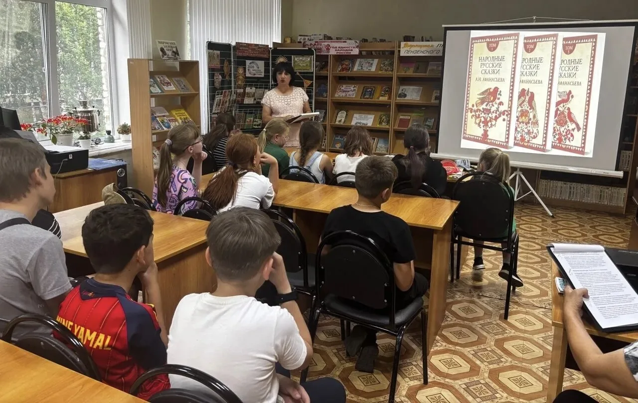 📖 Сегодня библиотекари  с ребятами из пришкольного лагеря «Дружба» провели  литературный час «Сказо