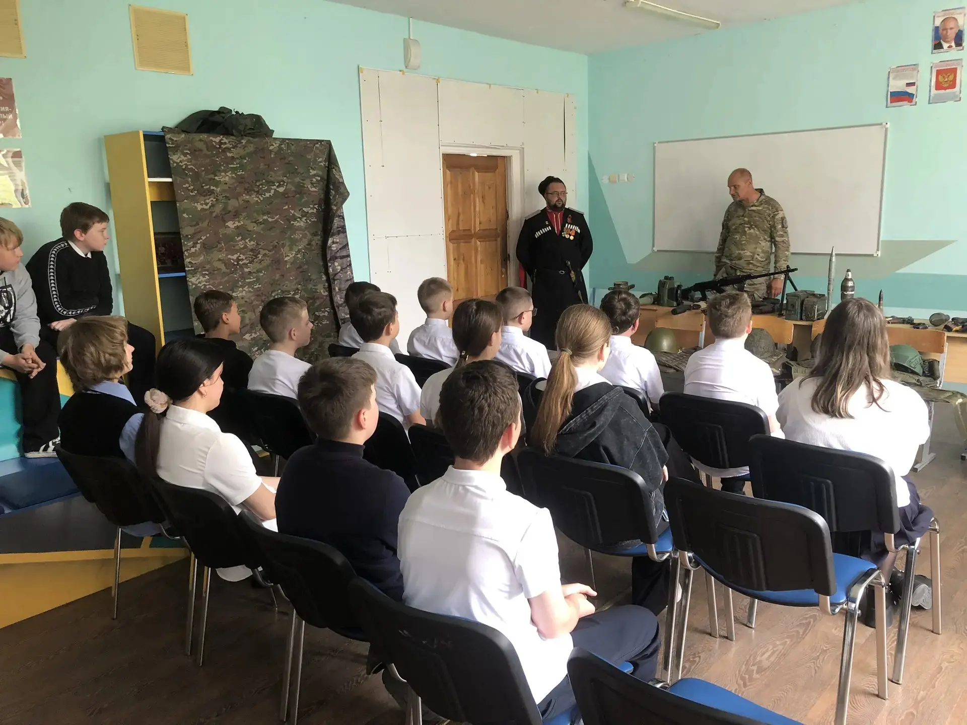 Связь поколений: в нашей школе прошел урок Мужества с выставкой оружия 🛡️  Сегодня в стенах нашей шк