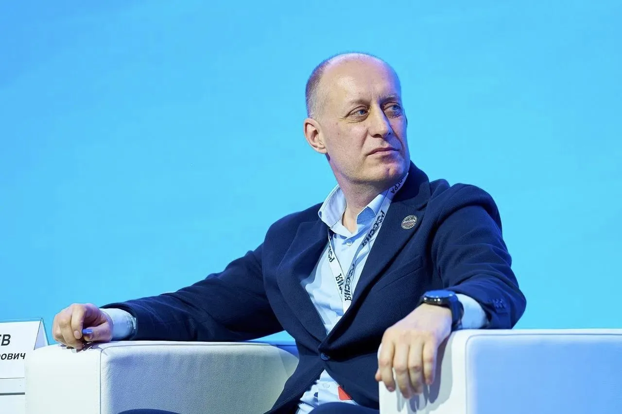 На первом установочном собрании партии был избран заместителем руководителя фракции «Ед...