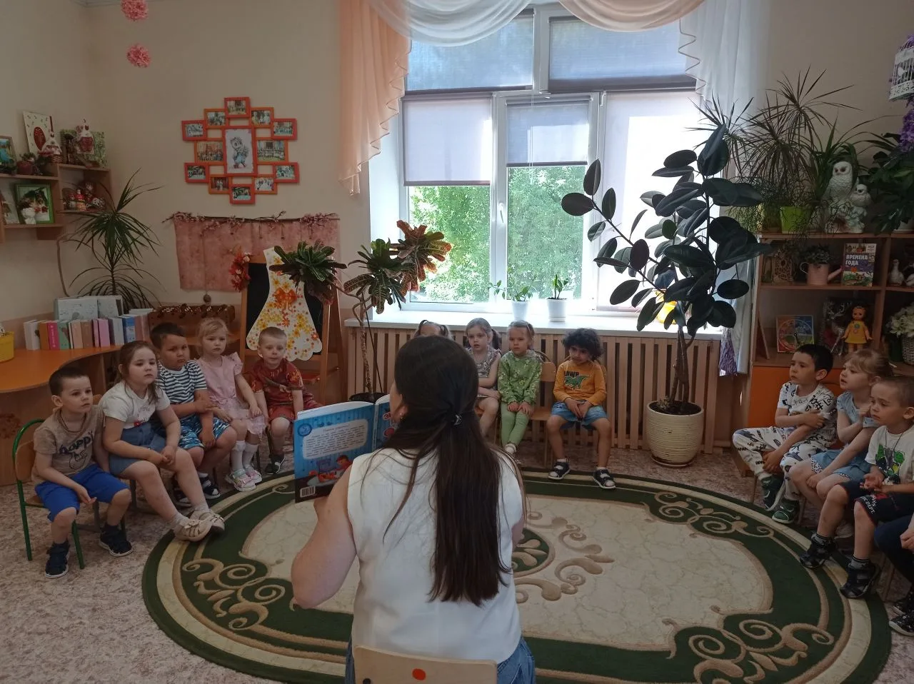 📚 📘 👦👧 Наши воспитанники из  средней группы "Совушка" с удовольствием погружаются в...