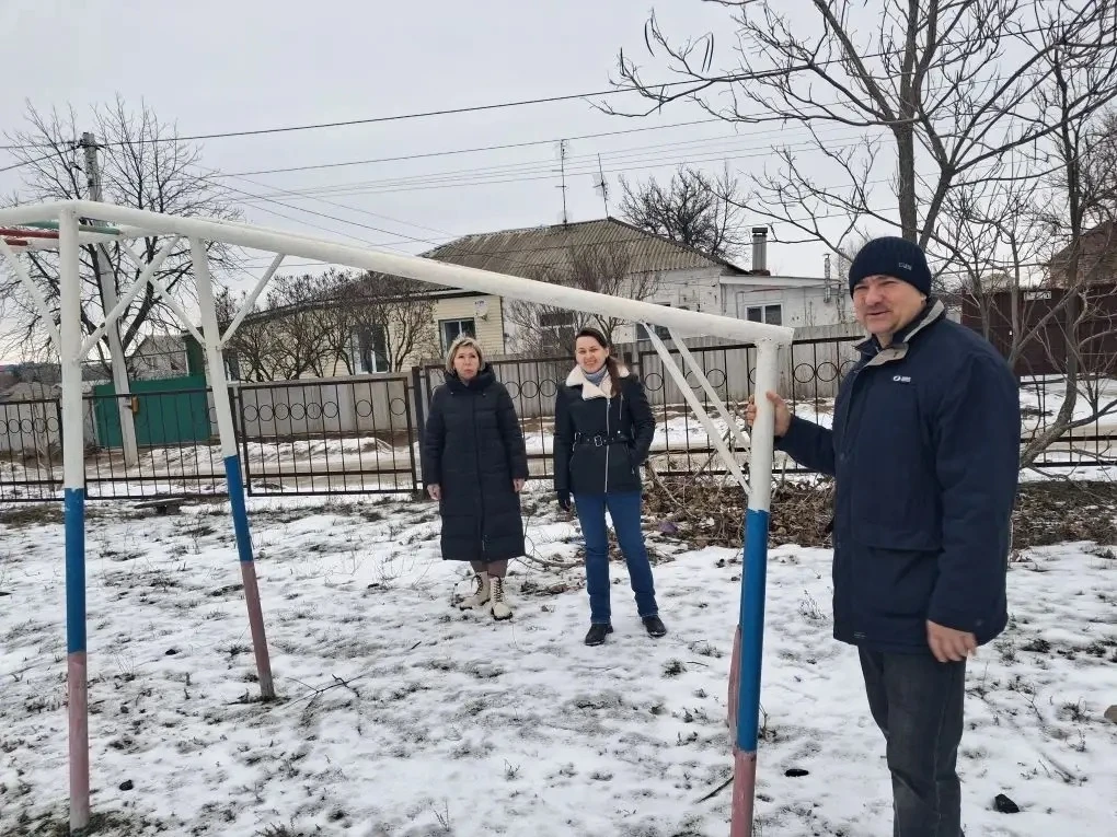 В рамках акции "Безопасность детства"  комиссией нашей школы обследовались школьные площадки — это в