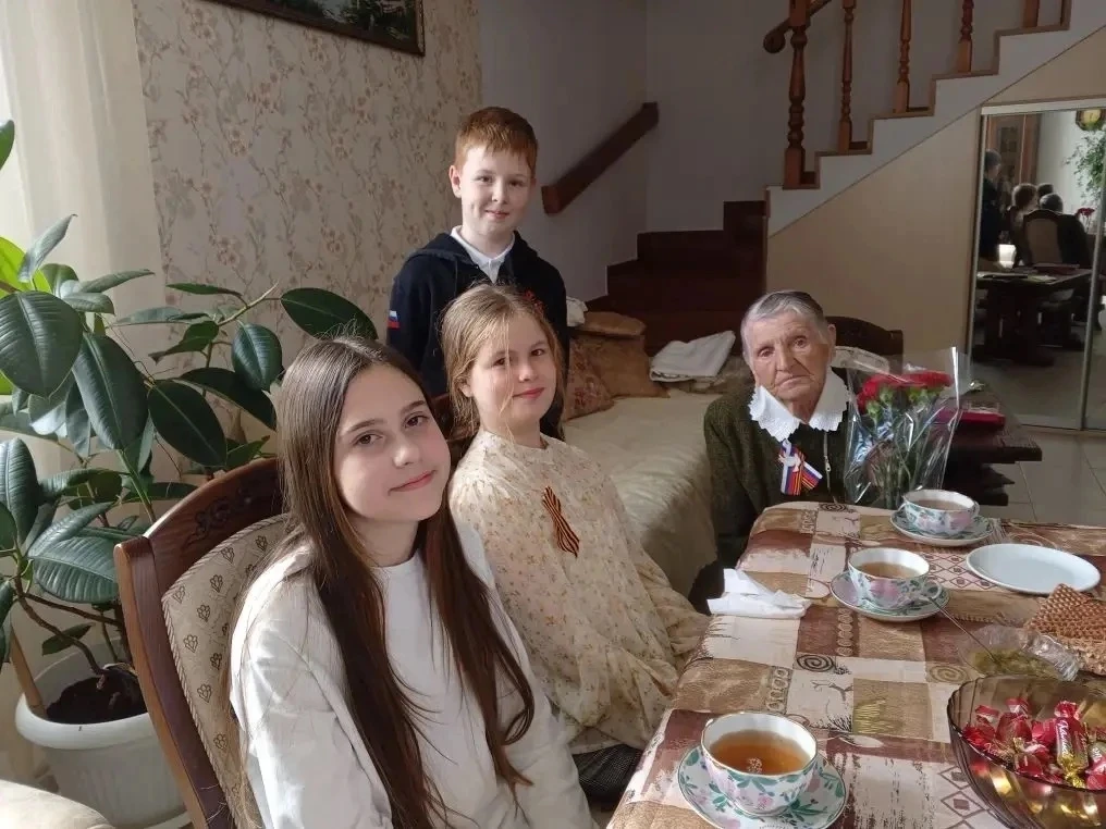 💖 Волонтёры нашей школы подарили ветеранам частичку тепла и заботы! 💖  В преддверии Дня Победы волон