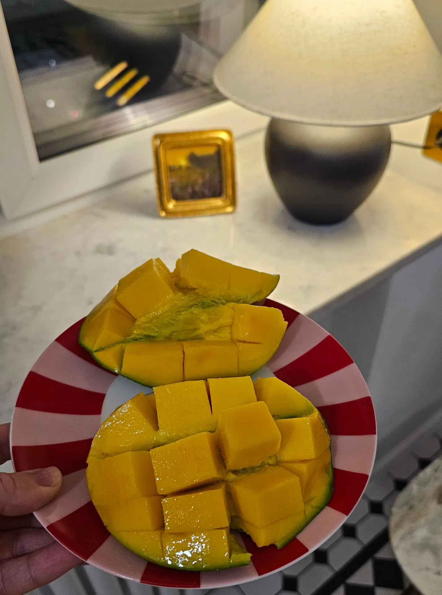 Сейчас резала манго и снова ржала.