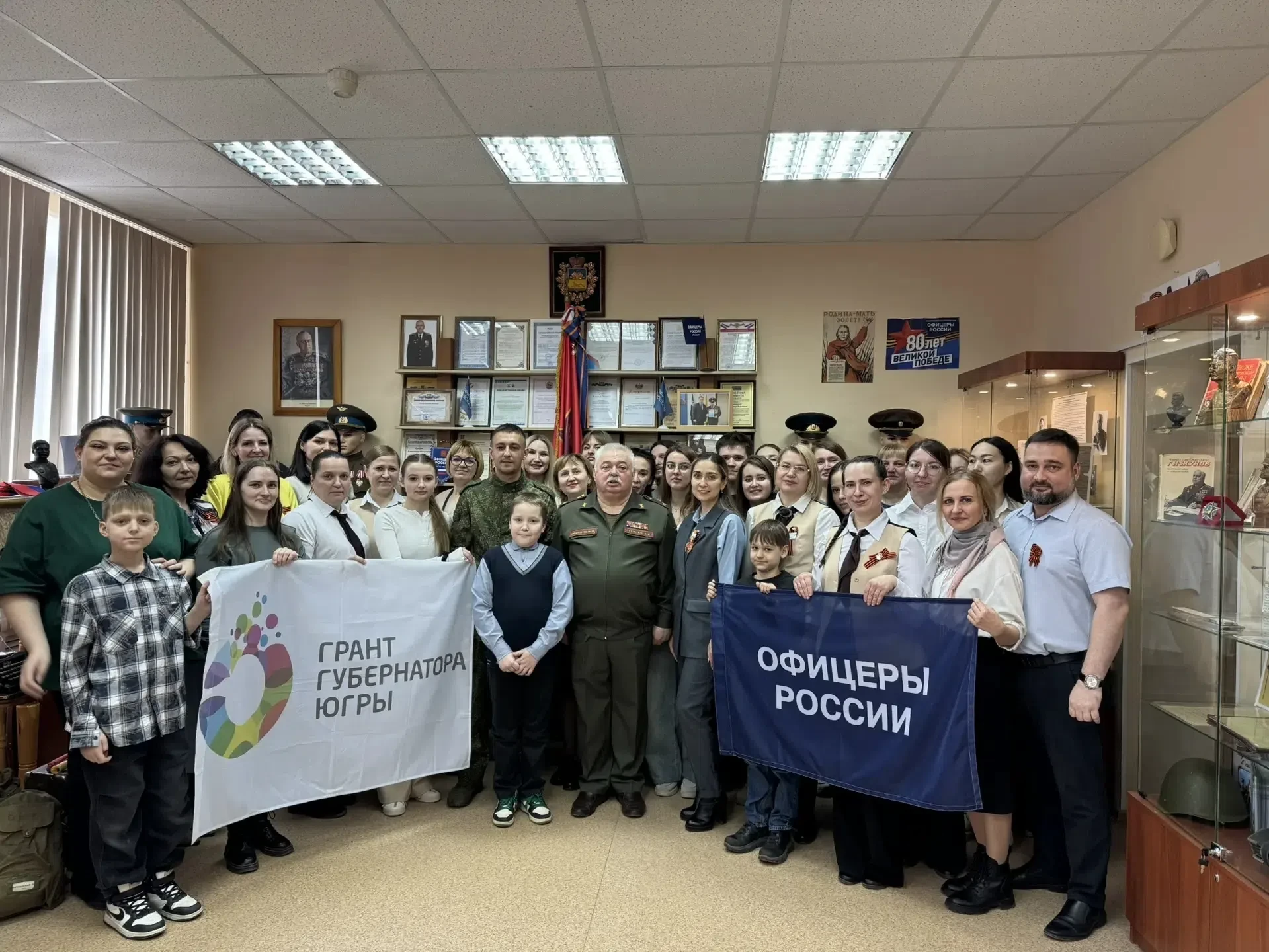 Сотрудники МФЦ Сургута посетили музей и пообщались с участником СВО ❤  👍Музей «Боевой славы 512-го з