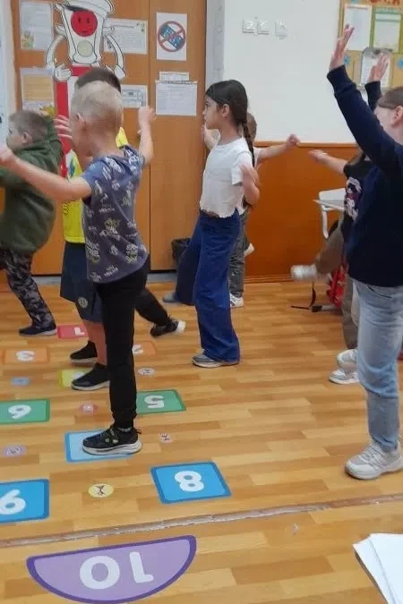 #ЛагерьСолнышко
#10ДеньЛагернойСмены
🌞🇷🇺Дождю не помеха: в школьном лагере День России начался с 