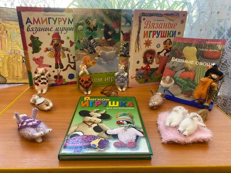 🧶 С 1 по 20 октября на младшем абонементе нашего Центра проходит книжно-иллюстративная...