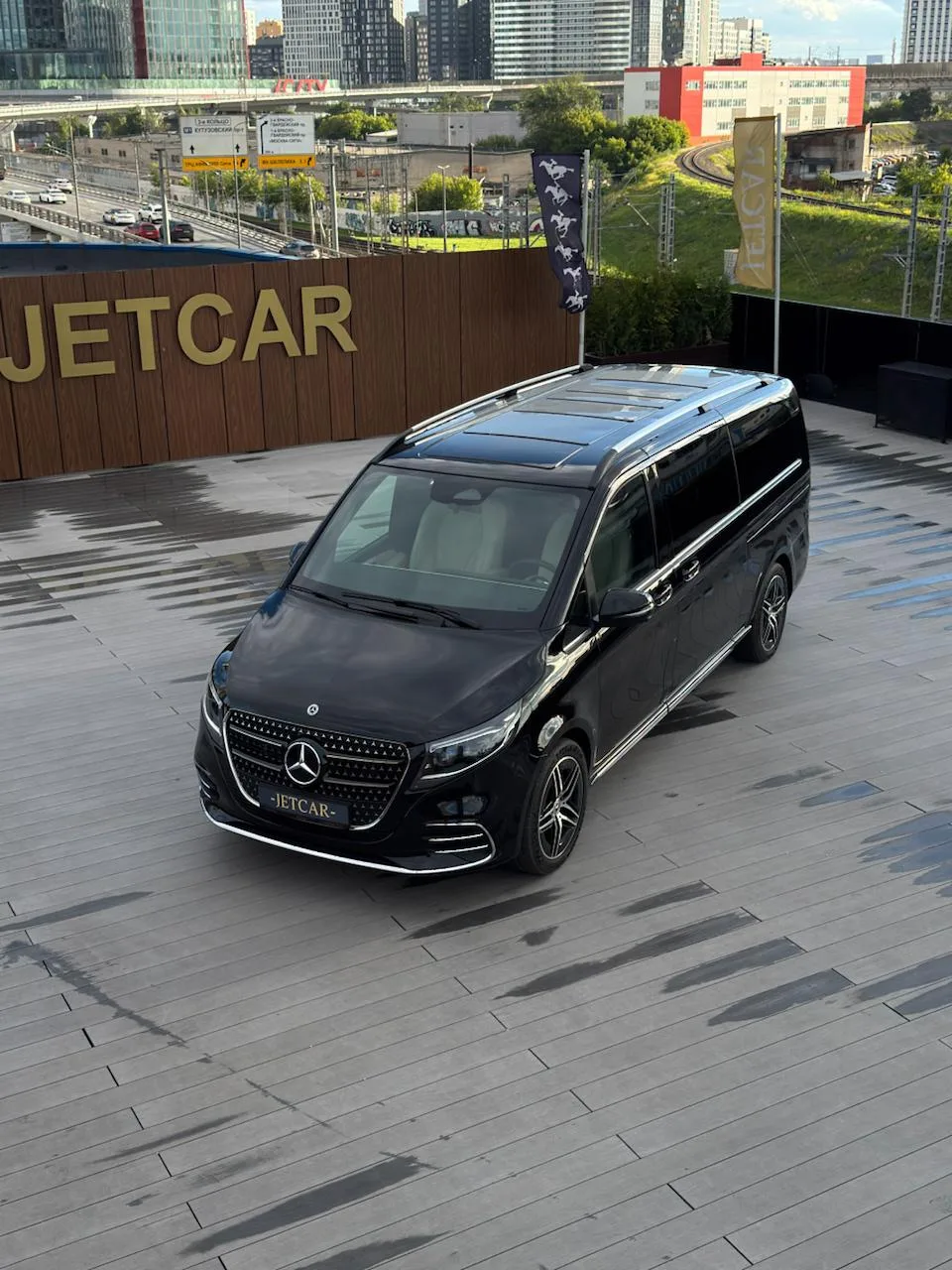 Mercedes-Benz V-Класс — мобильный офис и VIP-лаунж на колёсах.

Этот автомобиль — эталон роскоши и к