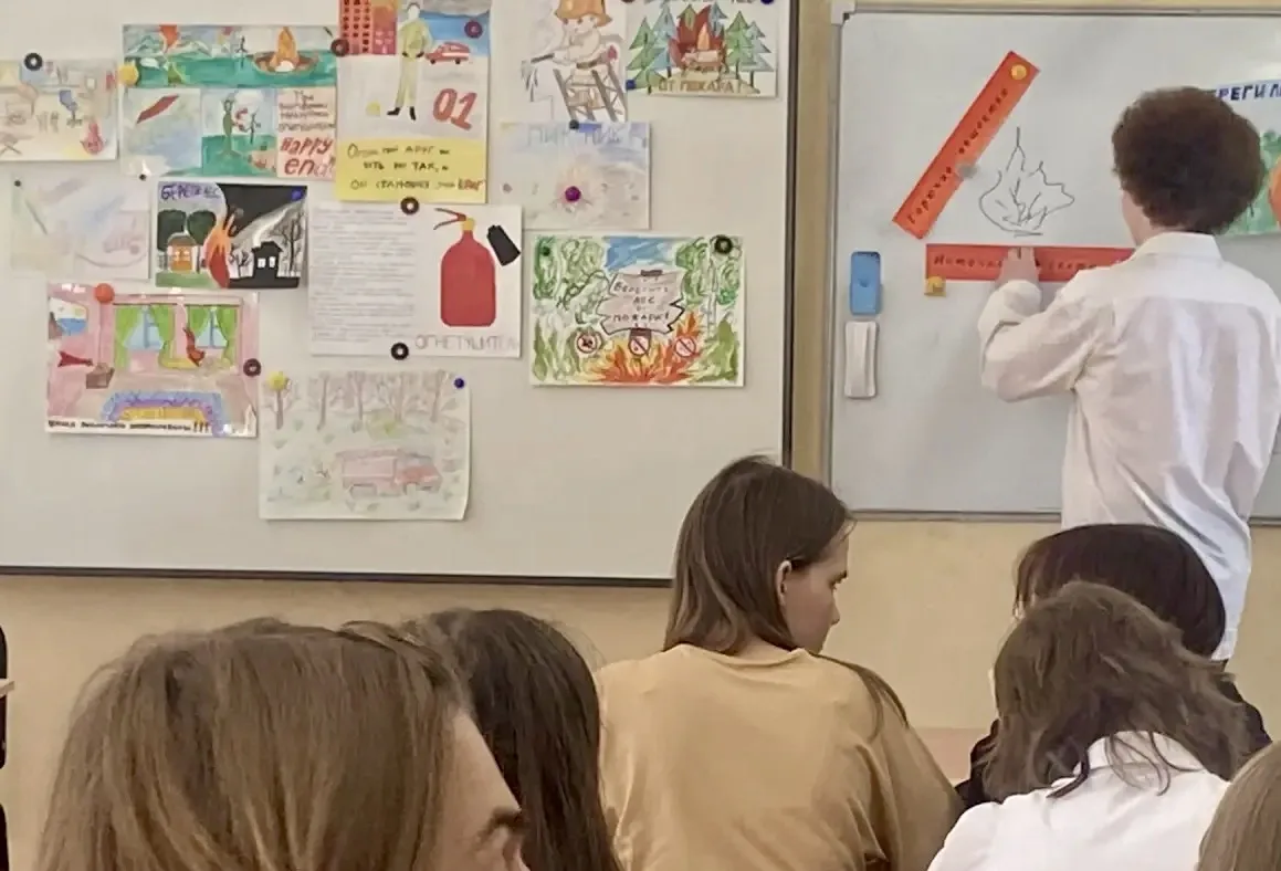 🔥 Сегодня в нашей школе прошёл открытый урок, посвящённый пожарной охране. Старшеклассники вспомнили