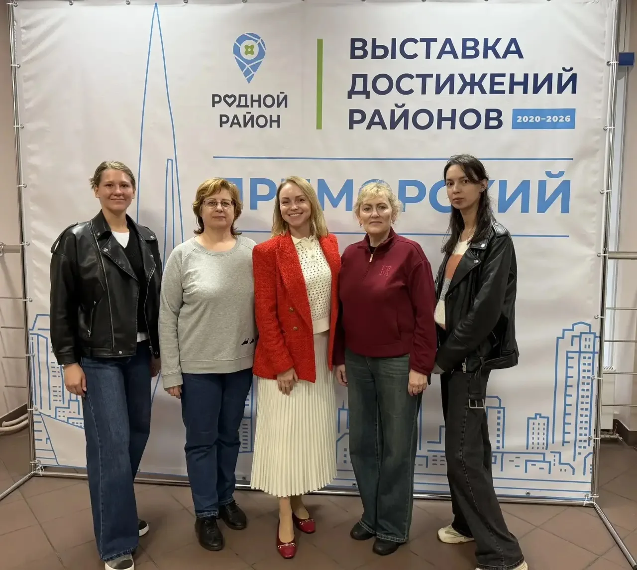 🎉 Педагоги нашей гимназии на выставке «Родной район» в Молодёжном центре на Богатырском! 

Наши учи