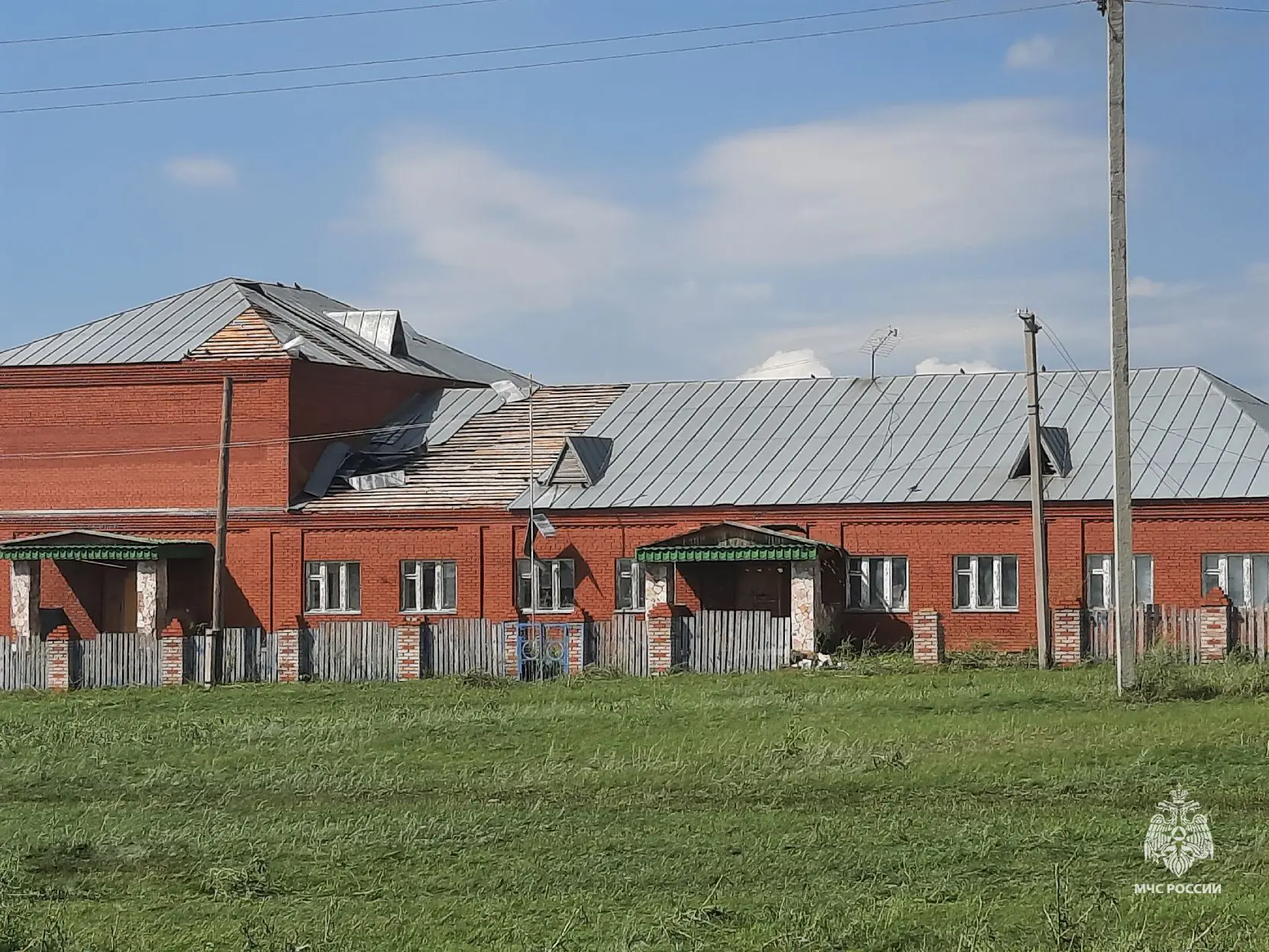 Последствия сильного ветра и града в районах Башкортостана

В Благоварском  районе в д. Нижние Карга