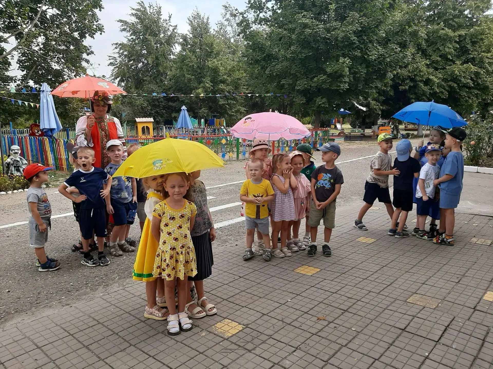 Вот и закончилось лето- любимое время года наших дошколят. Да, немного грустно, но у ре...
