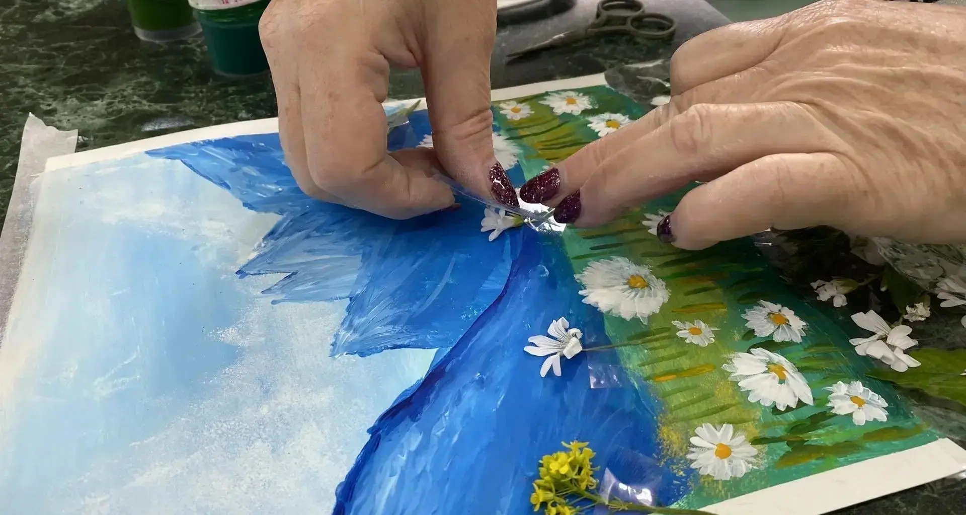🎨 Летний бриз на холсте: в Советском ЦСОН оживили картины живыми цветами