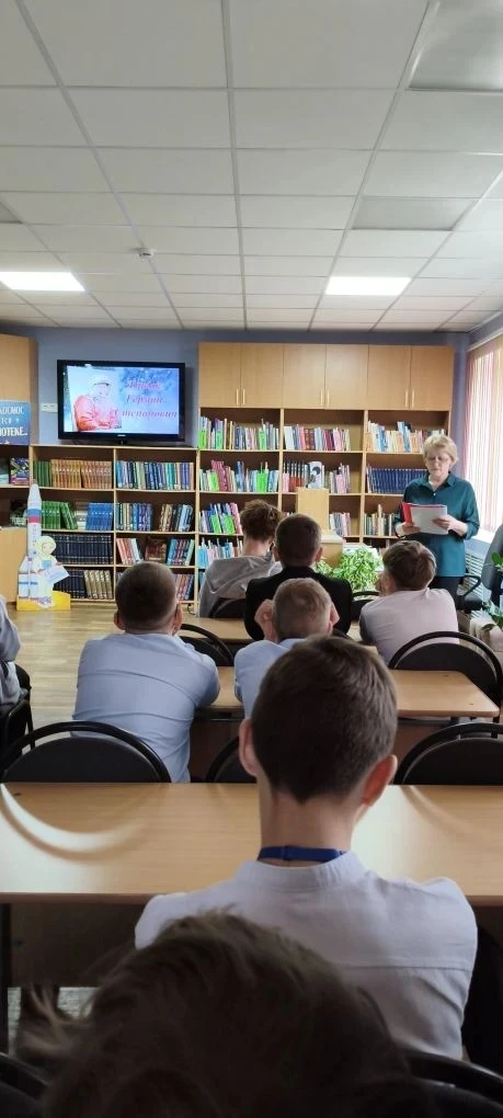 О ДНЕ КОСМОНАВТИКИ   ✏️9 апреля 6 "А" класс посетил районную библиотеку.    🔹️Ребят пригласили на ин
