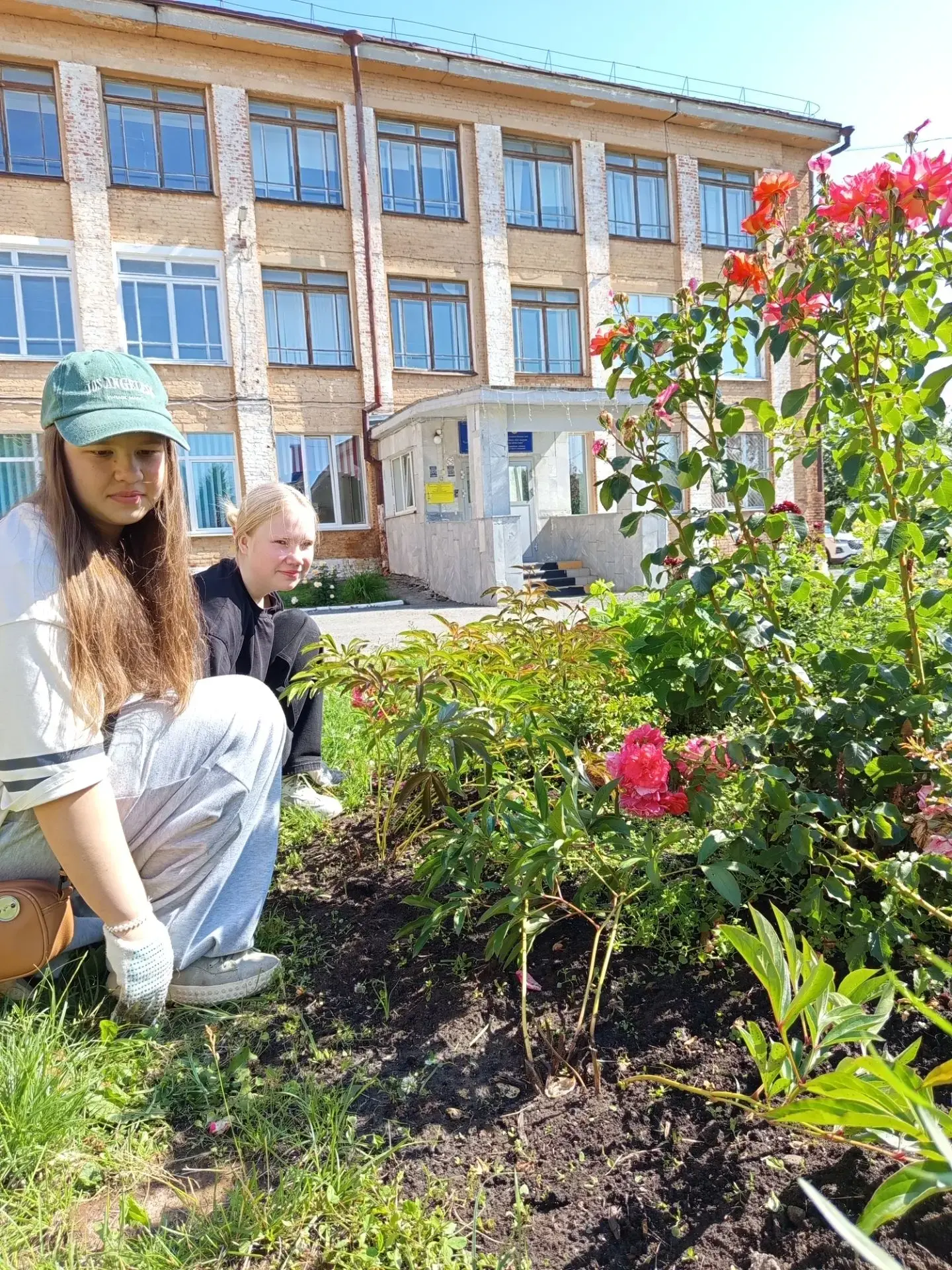 Каникулы с пользой!

В нашей школе продолжается летняя практика.
Ребята не только вносят вклад в бла